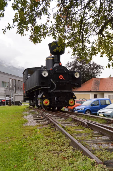 Velha locomotiva a vapor na pista — Fotografia de Stock