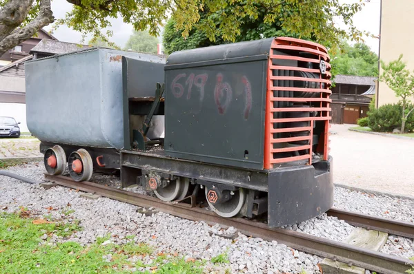 Vecchia locomotiva a vapore in pista — Foto Stock