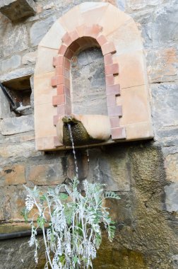 Kırsal yaşam eb arka planda bir fresk ile mavi taş çeşme