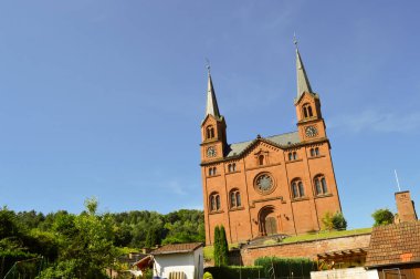 Kırmızı tuğla kilise iki steeples ile