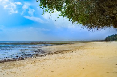 Kayanın üzerinde beyaz kum ile küçük koy 