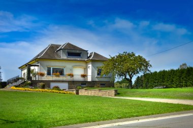 İki portikolardan ile büyük beyaz ev