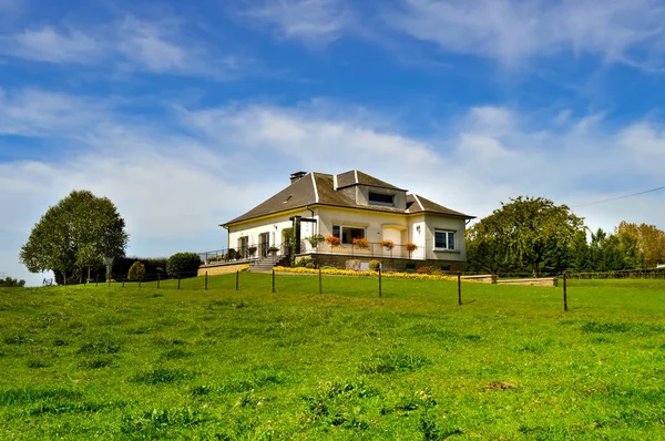 İki revak ile büyük beyaz ev