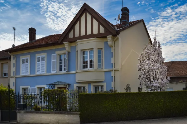 Villa pequena com uma fachada azul — Fotografia de Stock