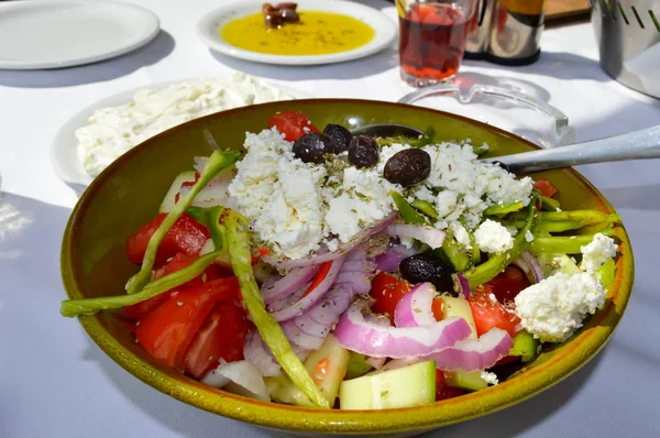 Tál görög salátával, paradicsommal, — Stock Fotó
