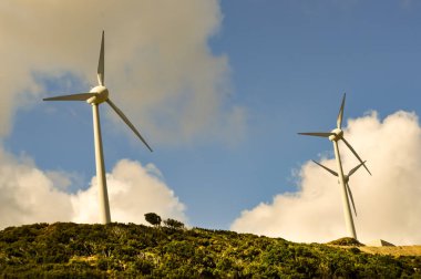 Gri bulutlar ile birkaç Rüzgar türbinleri 