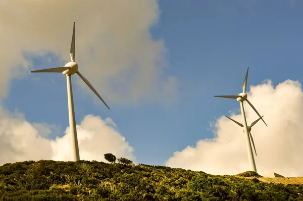 Gri bulutlar ile birkaç Rüzgar türbinleri 