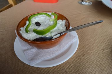 Cacık kahverengi bir kap içinde 