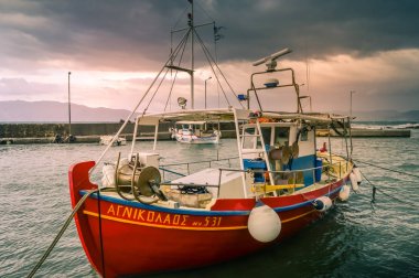 Balıkçı teknesi Girit'te bir bağlantı noktası 