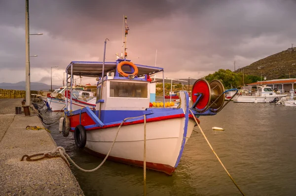 Barco de pesca en un puerto de Creta — Foto de Stock