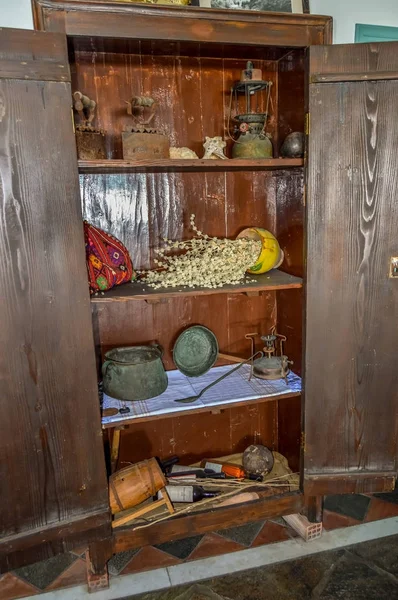 Armário de madeira contendo objetos antigos — Fotografia de Stock