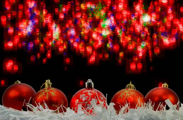 Cinque palle di Natale su un offuscata — Foto Stock