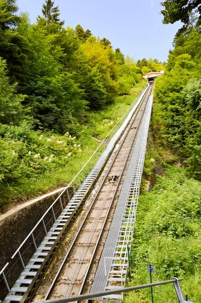 Vista dos trilhos de um funicular nas montanhas do norte — Fotografia de Stock
