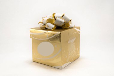 Bakır renginin hediye kutusu beyaz zemin üzerinde bir yay ile