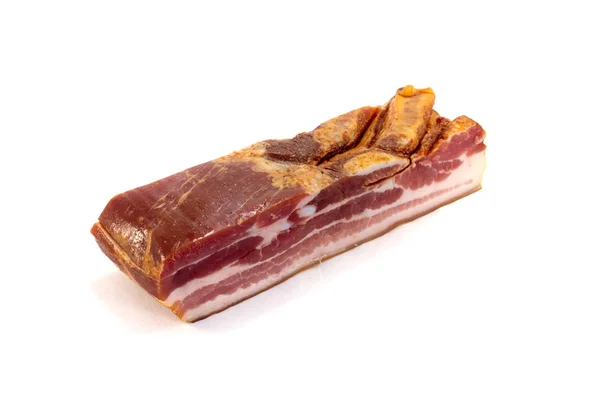 Bloc de porc fumé au bacon avec ses lignes de viande et de gras sur un fouet — Photo