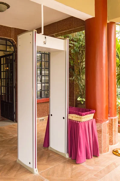 Electronic security gantry at the entrance of a hotel in Nairobi — Stock Photo, Image