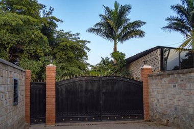 Adam üst ve palmiye ağaçları okları ile demir giriş portalı