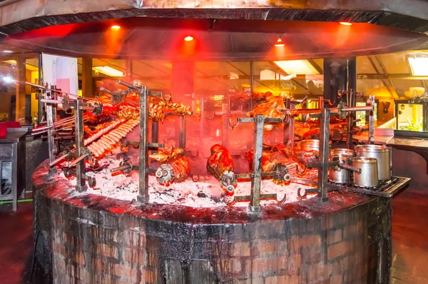 Гігантські барбекю з багато м'яса в ресторан міста Найробі в К — стокове фото