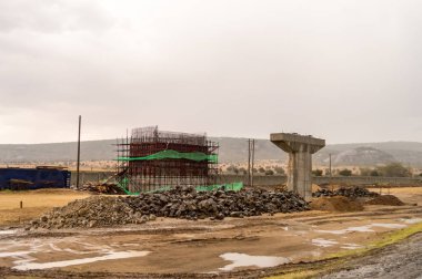Yeni yolun Nairobi arasında bir köprü pilon takviye 