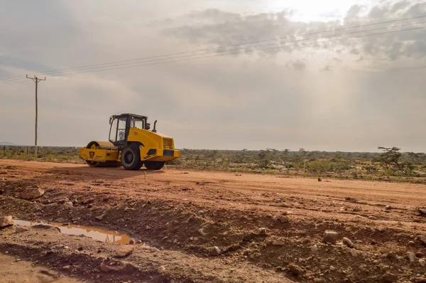 Maquinaria de construcción en la construcción de una nueva carretera en el — Foto de Stock