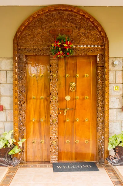 Indian-style wooden archway and entrance door with two windows a — Stock Photo, Image
