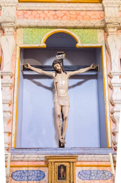 Σταυρός με τον Ιησού Χριστό σε μια θέση στο εσωτερικό την εκκλησία του San Pedr — Φωτογραφία Αρχείου
