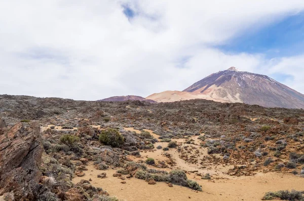 Vista do vulcão Teide e um céu azul na ilha de Teneri — Fotografia de Stock