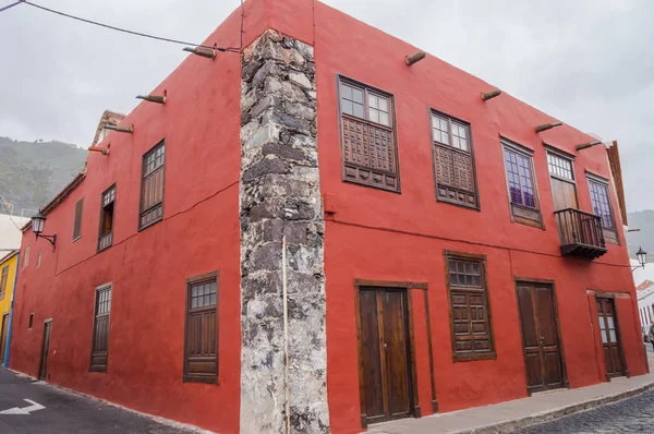 Uma casa com fachada vermelha da arquitetura canária na ilha do — Fotografia de Stock