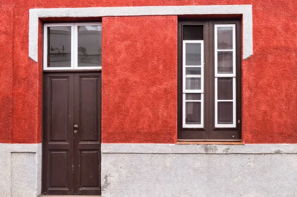 Uma casa com fachada vermelha da arquitetura canária na ilha do — Fotografia de Stock