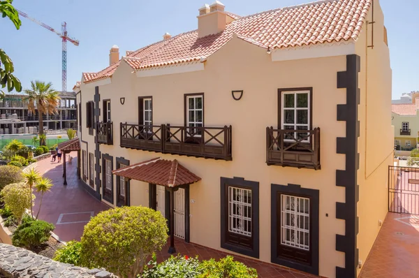 Uma casa com fachada vermelha da arquitetura canária na ilha do — Fotografia de Stock