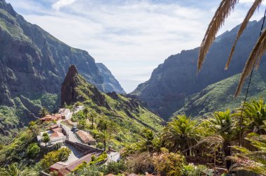 Dağlar ve kuzey batısında Masca Köyü 