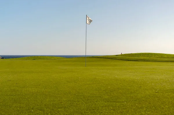 Groene golf met vlag en gat geconfronteerd met Atlantico — Stockfoto
