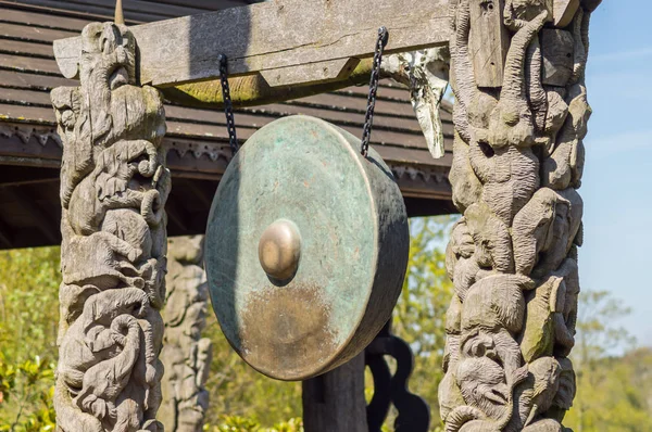 Buddhistisk bøn tromme hængende fra en udskåret - Stock-foto