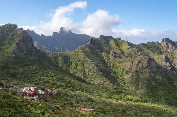 Uitzicht op het dorp van Las Portelas en de bergen op de roa — Stockfoto