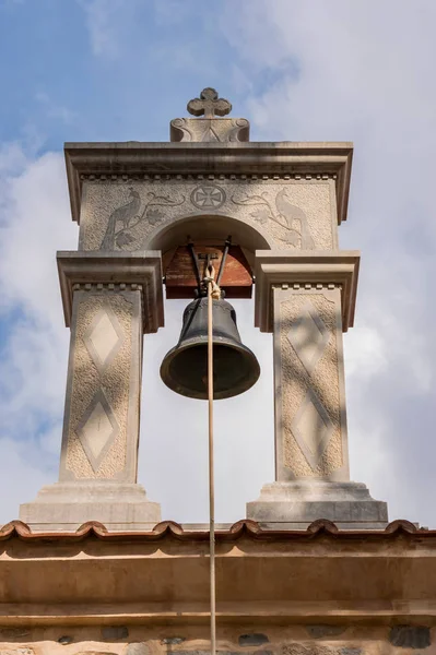 Campana colgando en un arco de piedra — Foto de Stock