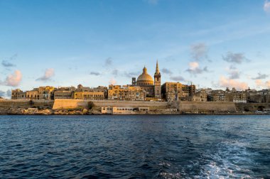 Slie 'den güzel gün batımında Valletta Skyline' ın panoramik görüntüsü