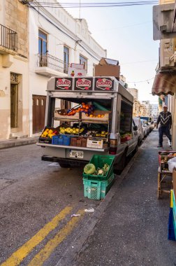 La Vallette, Malte, Avrupa-30 / 11 / 2019 Vege dolu bir alışveriş kamyonu