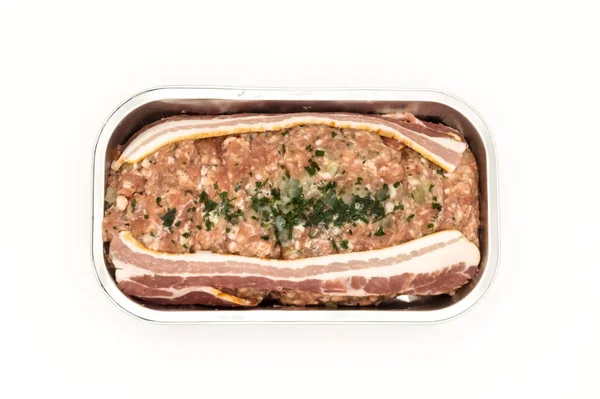 Meatloaf Gotowy Pieczenia Aluminiowej Tacy Widok Góry Izolowane Białym Tle — Zdjęcie stockowe