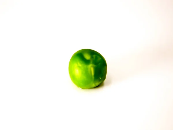 Grüne Erbsen Auf Weißem Hintergrund — Stockfoto