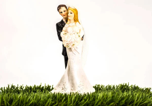 緑の芝生の上に花嫁の像と白い背景 — ストック写真