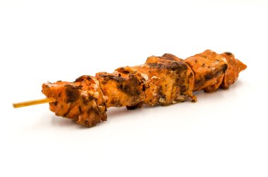 Beyaz arka planda ızgara domuz şişi, domuz barbeküsü.