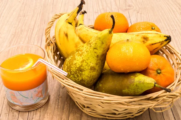 Comida Saludable Frutas Verduras Ecológicas Con Zumo Multifruta Sobre Fondo — Foto de Stock