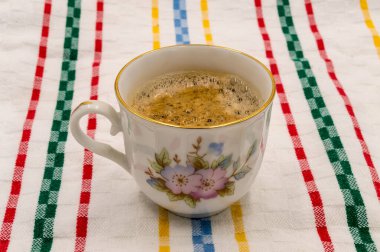 Renkli arka planda altın çizgili, kırpma yolu ile izole edilmiş bir fincan kahve.