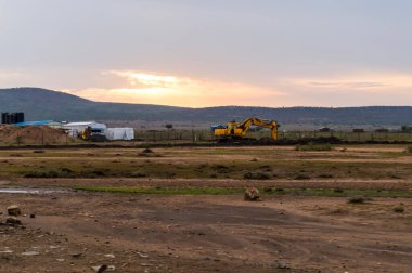 Kenya 'nın merkezindeki Büyük Yarık Vadisi' nde Poclain.