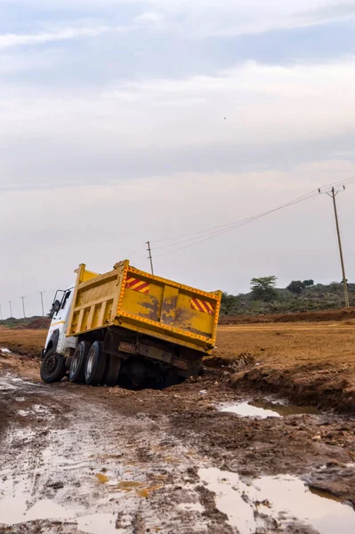 Camión Atascado Las Ruedas Traseras Están Embarradas Camino Barro Valle — Foto de Stock