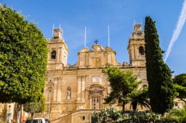 Vittoriosa 'daki Saint-Laurent kolej kilisesi cephesi (Birgu) - 3 şehir, Malta