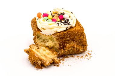 Kremalı çikolatalı yumurtalarla süslenmiş bir kare çikolatalı kek. beyaz arkaplanda.