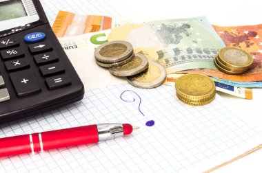 Hesap makinesi ve kalemle soru işaretini kapat. Paralı top, beyaz arka planda kağıt