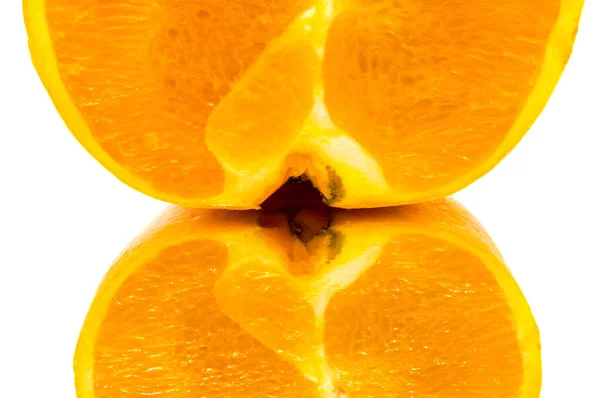 对四分之一橙子的特写 有白色背景的倒影 — 图库照片