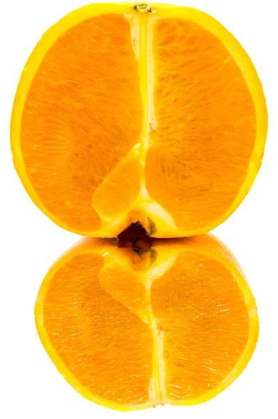 Cerca Una Mitad Naranja Con Reflejo Sobre Fondo Blanco — Foto de Stock